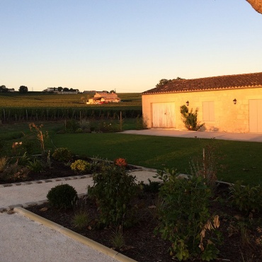 COUR DE SERVICE TRANSFORMEE EN JARDIN ECRIN